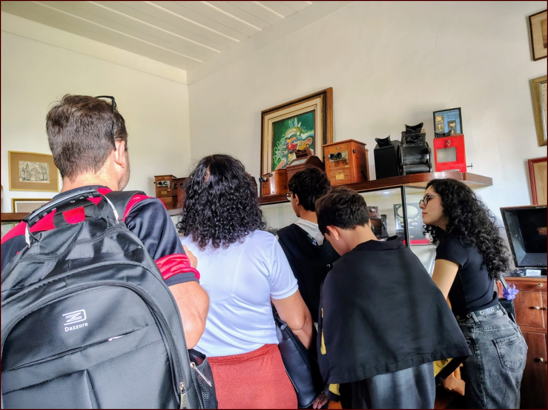 Visitantes em sala do Museu da Comunicação e Costumes