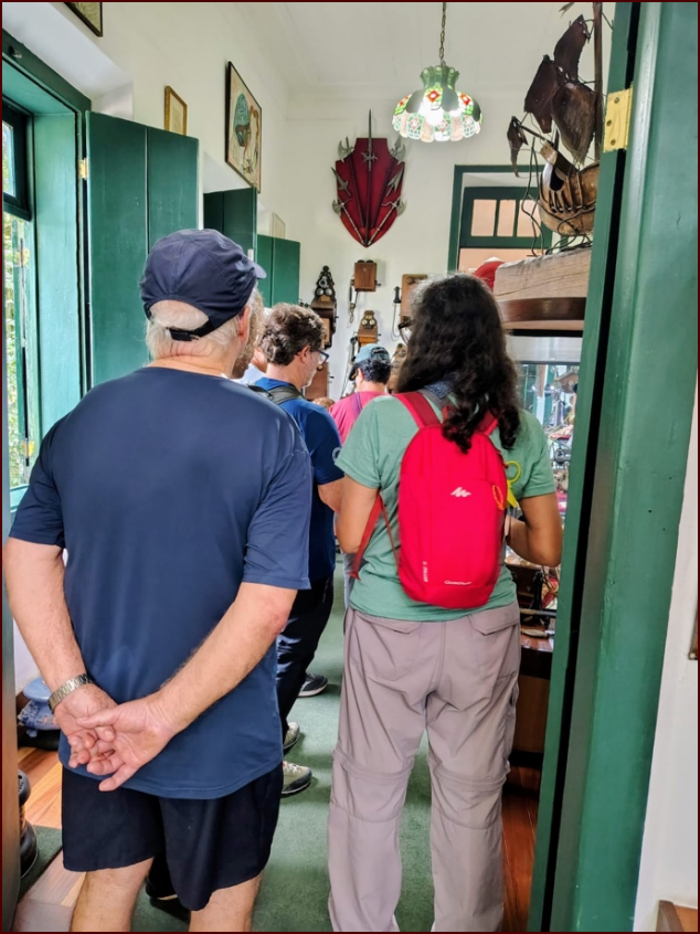 Grupo em visita guiada no museu