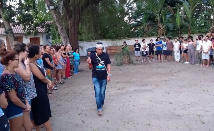 O líder indígena Ailton Krenak, ao invés de fazer uma palestra, improvisou um rito de saudação à terra