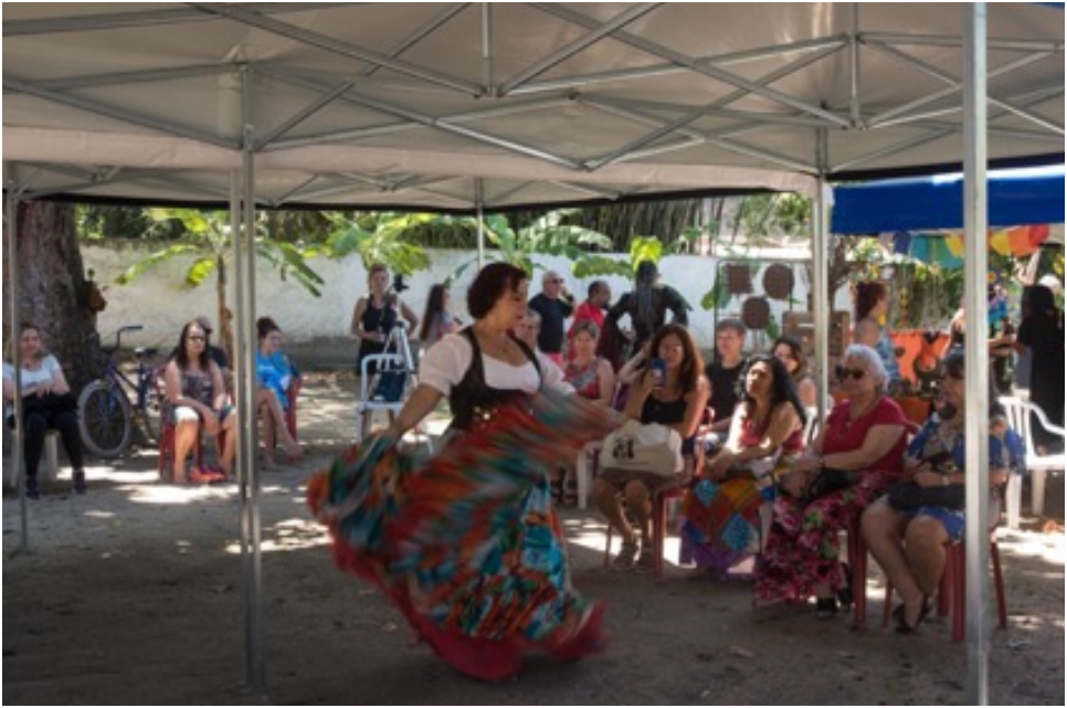A dançarina encantou o público na FEBRE - Feira de Bruxaria e Esoterismo de Paquetá, em outubro/2019