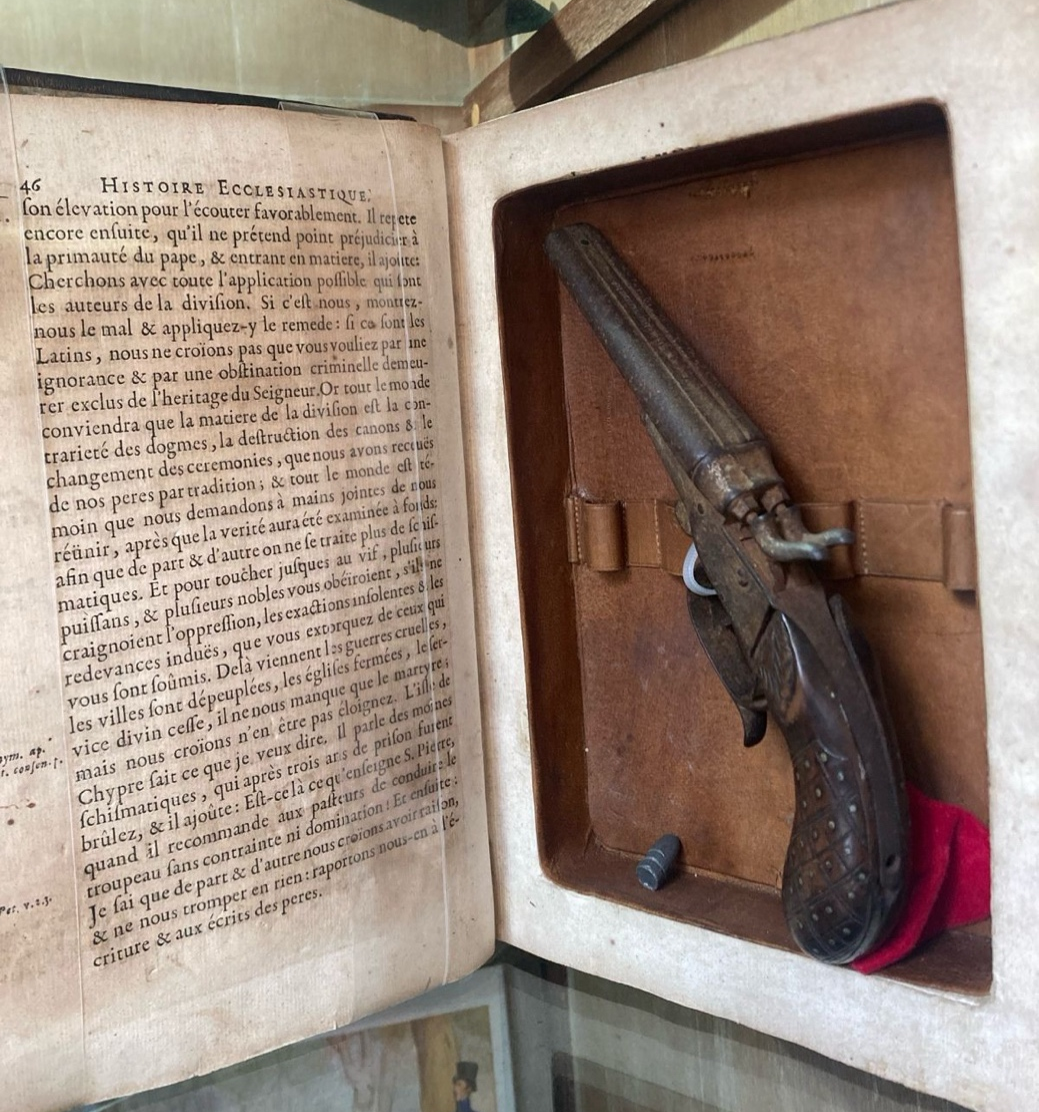 Livro porta arma