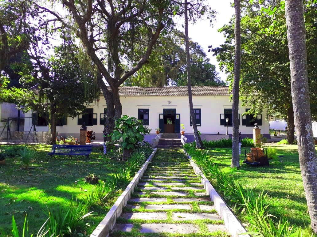Fachada e jardim da Casa de Cultura José Bonifácio
